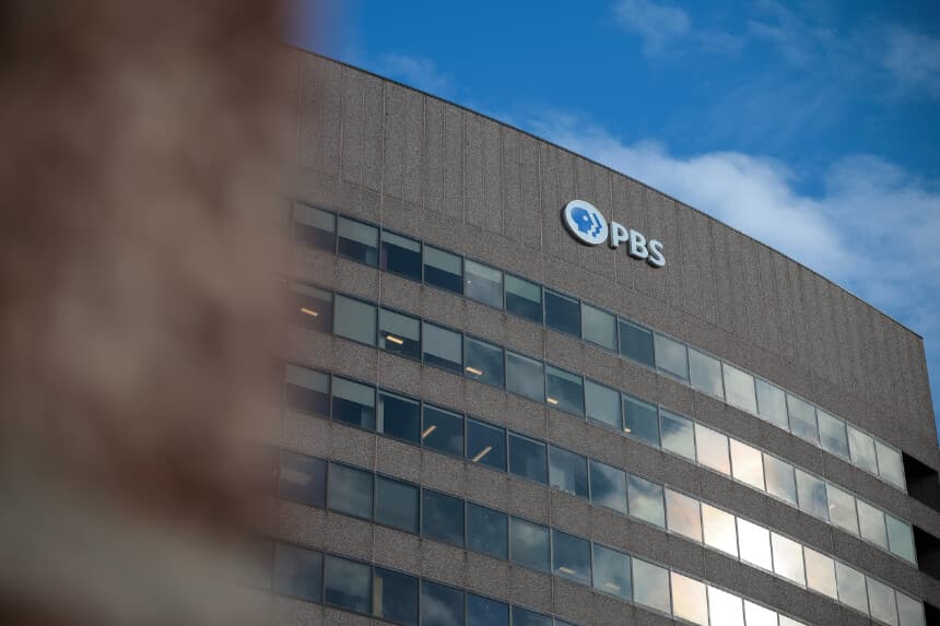 Un cartel de la cadena pública PBS en su sede de Arlington, Virginia, en una imagen de archivo. (Kayla Bartkowski/Getty Images).