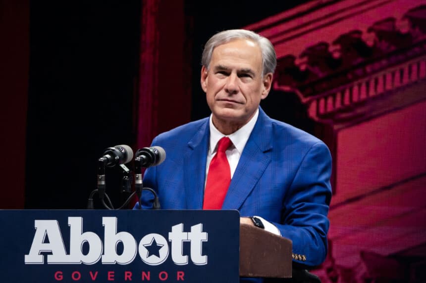 El gobernador de Texas, Greg Abbott, habla durante un evento de la Asociación Nacional del Rifle en el Centro de Convenciones Kay Bailey Hutchison en Dallas, el 18 de mayo de 2024. (Madalina Vasiliu/The Epoch Times).