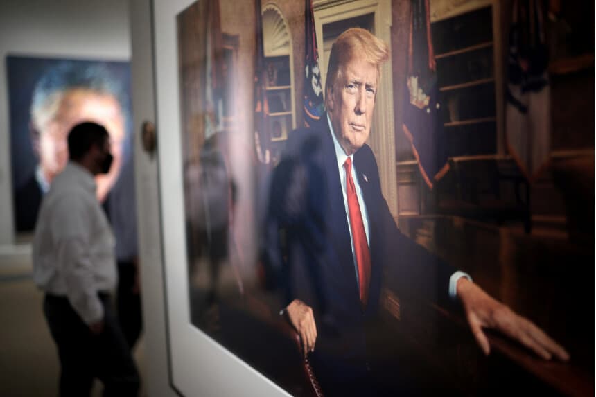 Los visitantes contemplan un retrato del expresidente estadounidense Donald Trump en la exposición "Presidentes de Estados Unidos" de la Galería Nacional de Retratos, mientras el Instituto Smithsoniano comienza a reabrir lentamente sus museos en Washington el 14 de mayo de 2021. El retrato de Trump, una fotografía realizada por Pari Dukovic, se exhibe al público por primera vez desde el cierre de los museos debido a la pandemia de coronavirus. (Win McNamee/Getty Images).