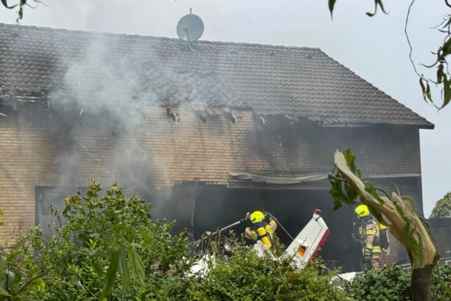 Avioneta se estrella en una casa en Alemania, dos personas murieron