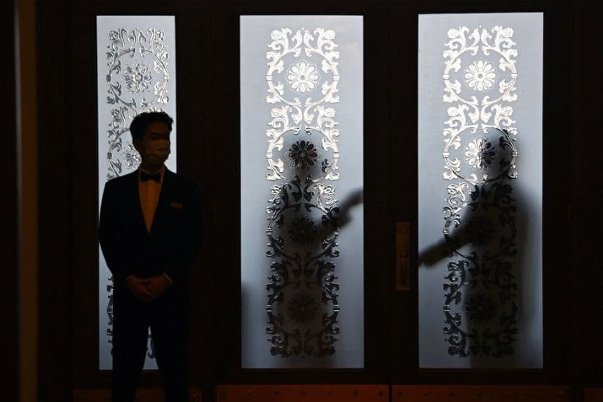 En esta foto tomada el 6 de marzo de 2024, guardias de seguridad se encuentran detrás de una puerta de cristal en el Gran Salón del Pueblo durante la 14.ª Asamblea Popular Nacional (APN) en Beijing. (Greg Baker/AFP a través de Getty Images)