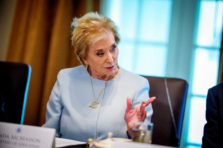 Miembro del gabinete de Trump pide la renuncia del gobernador de Minnesota por escándalos de fraude