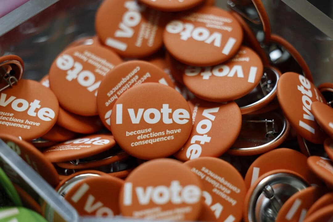 Botones repartidos durante la votación anticipada para las elecciones generales en la Galería del Museo de Arte de la Universidad de Michigan, en Ann Arbor, Michigan, el 31 de octubre de 2024. (Jeff Kowalsky/AFP a través de Getty Images)