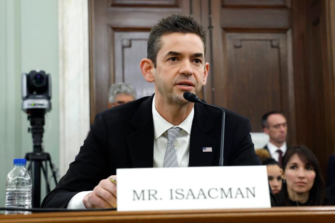 Jared Isaacman, candidato del presidente Donald Trump para administrador de la Administración Nacional de Aeronáutica y del Espacio (NASA), testifica durante una audiencia de confirmación del Comité de Comercio, Ciencia y Transporte del Senado en el edificio Russell del Capitolio, en Washington, el 9 de abril de 2025. (Kevin Dietsch/Getty Images)
