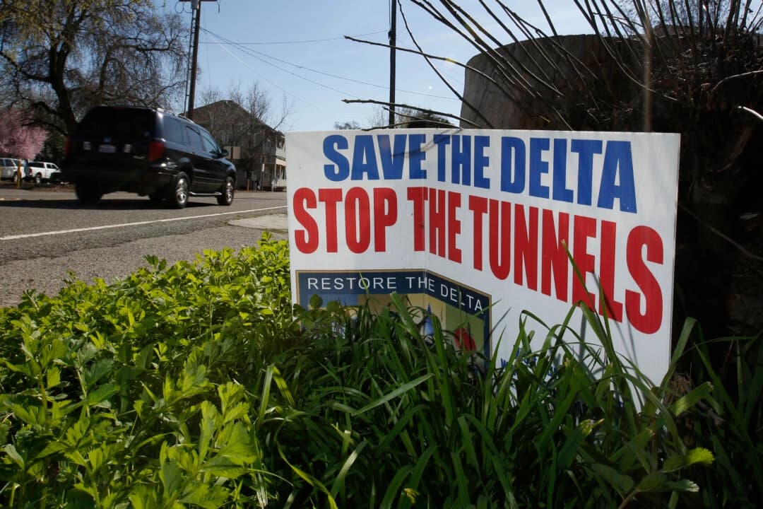 Un cartel que se opone a un plan de túnel propuesto para transportar agua a través del delta del río Sacramento-San Joaquín hacia el sur de California se exhibe cerca de Freeport, California, el 23 de febrero de 2016. (Rich Pedroncelli /AP Photo)