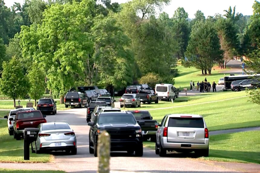 Varios vehículos policiales se reúnen frente a una comunidad tras un tiroteo en Hickory, Carolina del Norte, el 1 de junio de 2025, en una imagen fija de un video. (WSOC vía AP).
