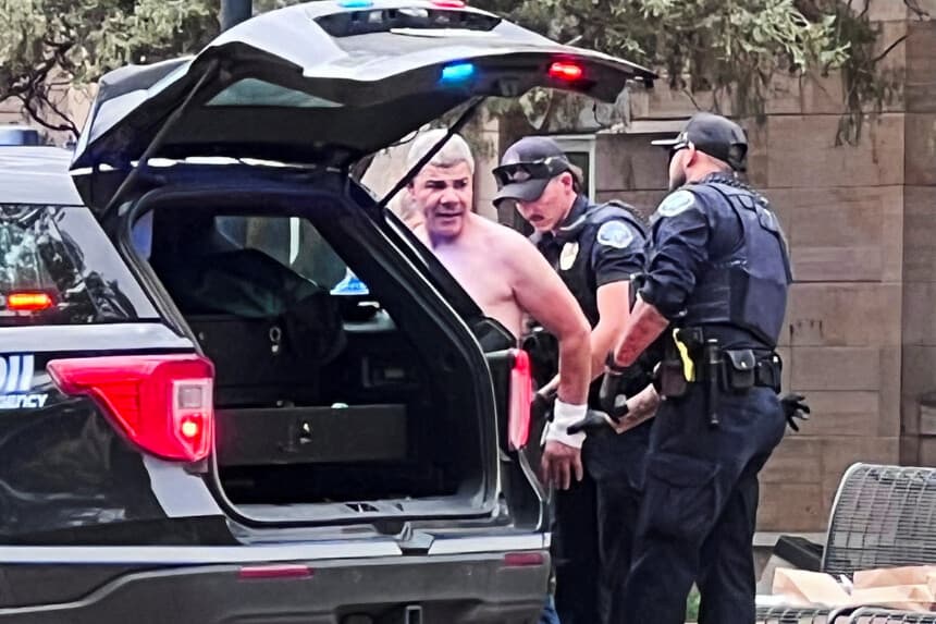 Oficiales de la ley detienen a Mohamed Solima tras un ataque que dejó varios heridos en Boulder, Colorado, el 1 de junio de 2025. (X/@OpusObscuraX/vía Reuters).