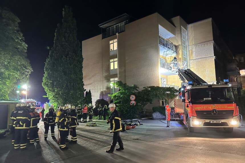 Bomberos con equipos de respiración y una autoescalera trabajan en el hospital Marienkrankenhaus, en el distrito Hohenfelde de Hamburgo, Alemania, el domingo 1 de junio de 2025. (Steven Hutchings/dpa vía AP).