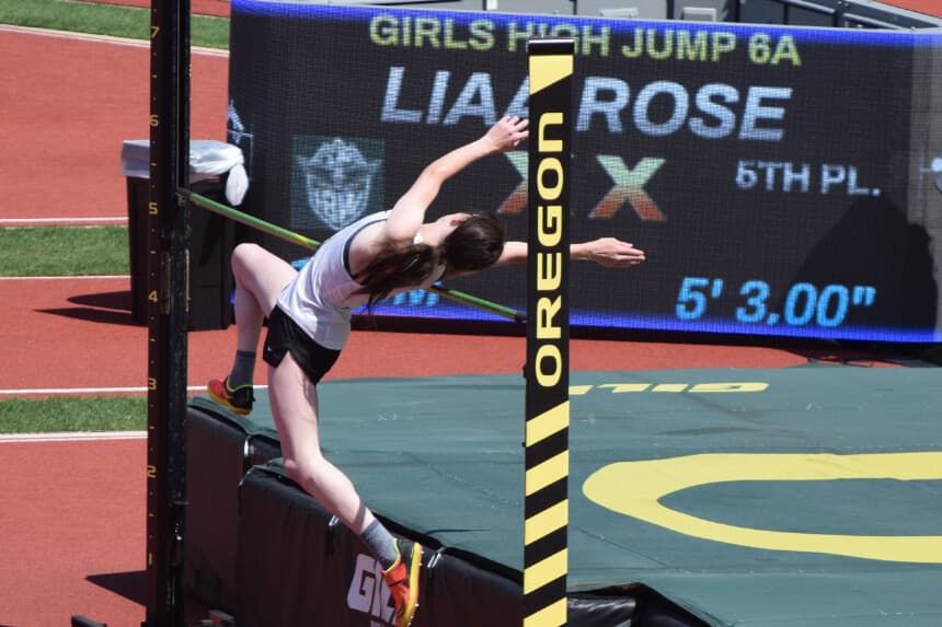 El atleta transgénero Zachary Rose, conocido como Liaa, terminó en quinto lugar en la categoría femenina del Campeonato de Atletismo de Institutos de Oregón (OSAA) celebrado en el Hayward Field de la Universidad de Oregón el 31 de mayo de 2025. (Scottie Barnes/The Epoch Times).