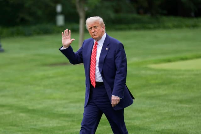 Trump indulta a buzos de Florida condenados por liberar tiburones de un palangre de investigación