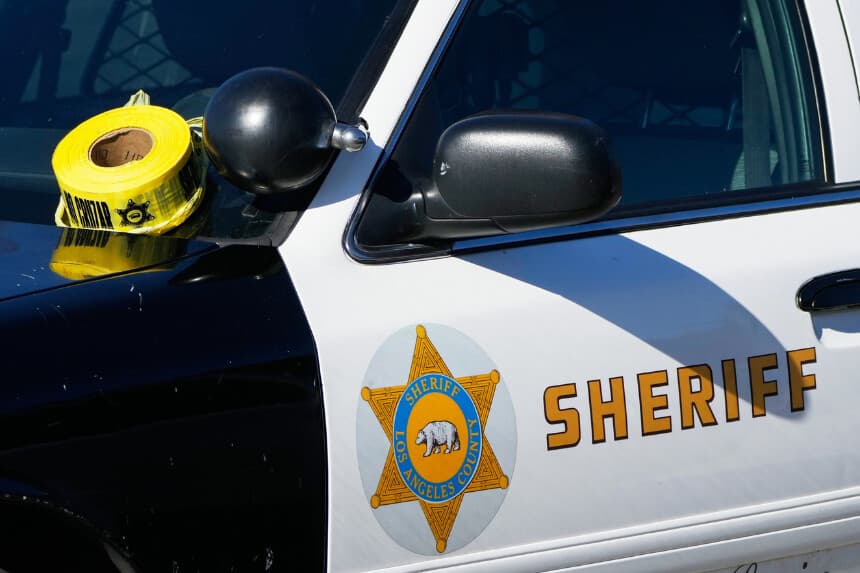 Un rollo de cinta policial queda en el parabrisas de un vehículo del sheriff del condado de Los Ángeles en el estacionamiento de su academia de entrenamiento en Whittier, California, el 16 de noviembre de 2022. (Jae C. Hong/AP Photo).