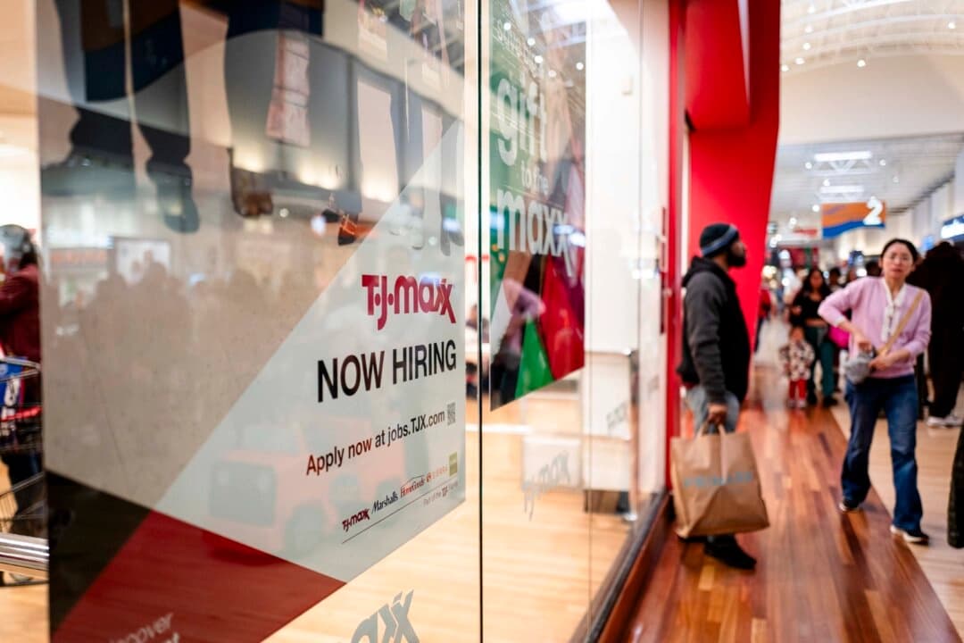 Un cartel de "Se contrata" durante el Black Friday en un centro comercial de Hanover, Maryland, el 29 de noviembre de 2024. (Madalina Vasiliu/The Epoch Times)