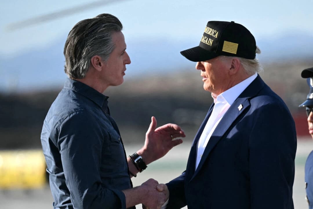 El presidente Donald Trump (der.) estrecha la mano del gobernador de California, Gavin Newsom, a su llegada al Aeropuerto Internacional de Los Ángeles, el 24 de enero de 2025. (Mandel Ngan/AFP vía Getty Images)