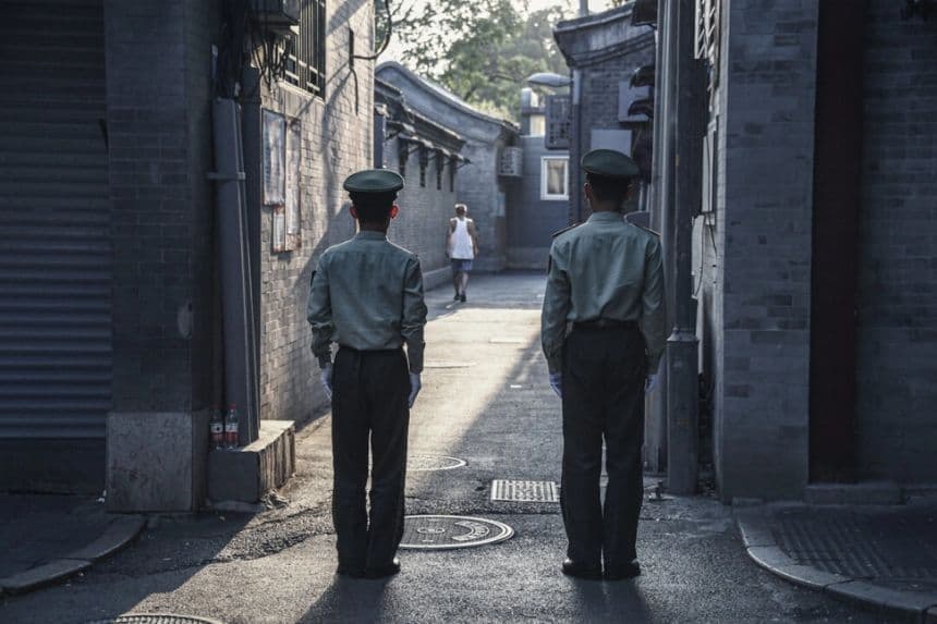 La policía paramilitar china vigila un callejón en una calle junto a la plaza de Tiananmen en Beijing, el 7 de septiembre de 2019. (Greg Baker/AFP a través de Getty Images)