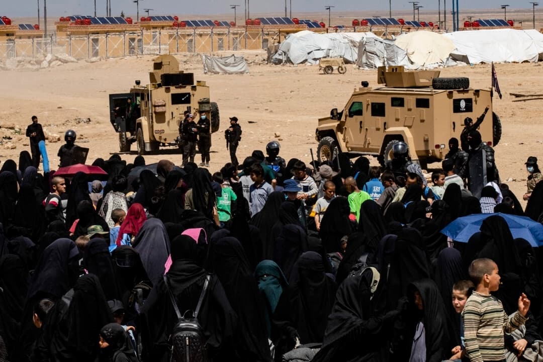 Miembros de las fuerzas de seguridad kurdas Asayish en la provincia de Hasakeh, Siria, el 18 de abril de 2025. (Delil Souleiman/AFP a través de Getty Images)