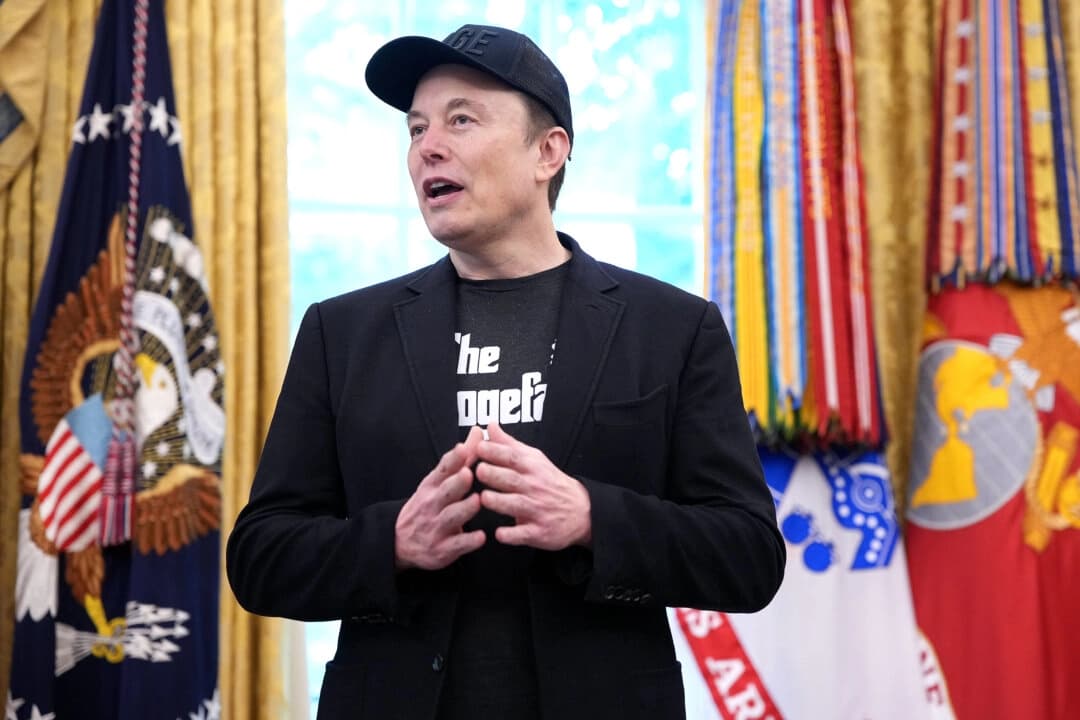El director ejecutivo de Tesla, Elon Musk, habla junto al presidente Donald Trump en el Despacho Oval de la Casa Blanca el 30 de mayo de 2025. (Kevin Dietsch/Getty Images)
