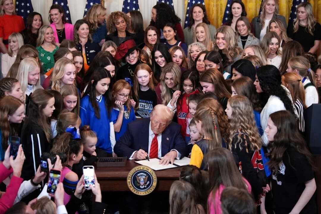El presidente Donald Trump, acompañado por varias atletas femeninas, firma la orden ejecutiva "No a los hombres en los deportes femeninos" en el Salón Este de la Casa Blanca, en Washington, el 5 de febrero de 2025. (Andrew Harnik/Getty Images).