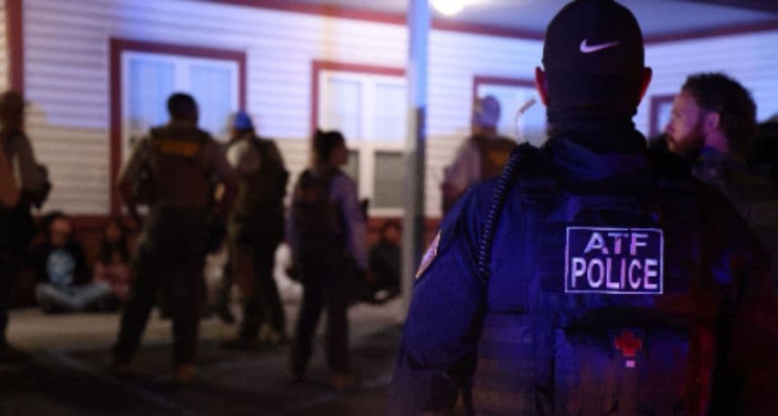 Un agente de la Agencia de Alcohol, Tabaco, Armas de Fuego y Explosivos (ATF). (Crédito: Department of Homeland Security)