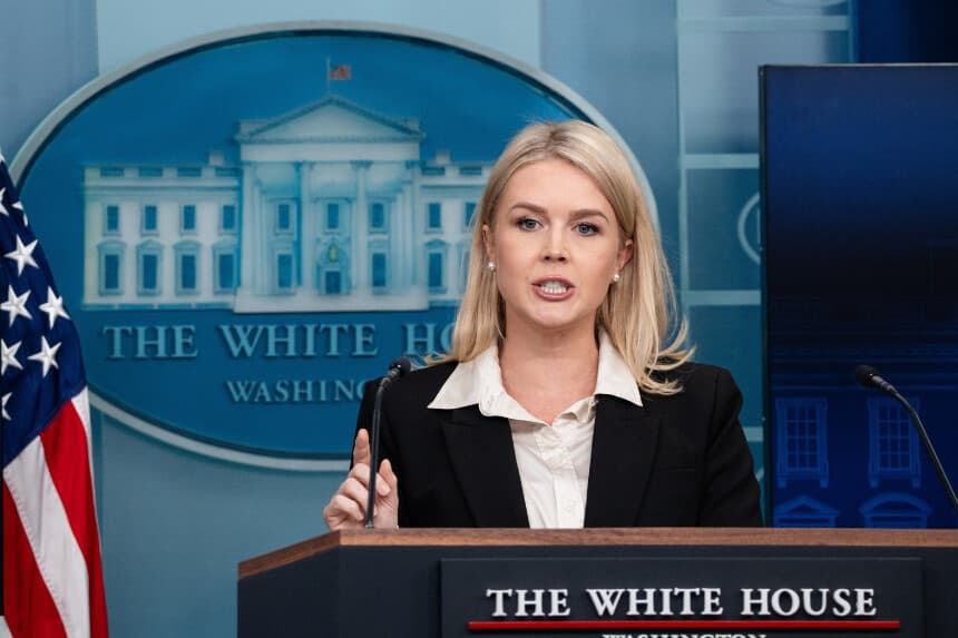 La secretaria de prensa de la Casa Blanca, Karoline Leavitt, habla con los periodistas en la Casa Blanca el 22 de mayo de 2025. (Madalina Vasiliu/The Epoch Times).