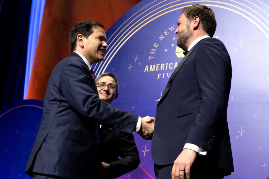 El vicepresidente JD Vance (derecha) y el secretario de Estado Marco Rubio se dan la mano durante la gala del quinto aniversario de American Compass en el Museo Nacional de la Construcción, en Washington, el 3 de junio de 2025. (Saul Loeb/AFP a través de Getty Images).