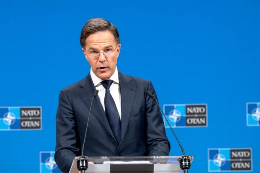 El secretario general de la OTAN, Mark Rutte, habla durante una rueda de prensa en Bruselas, Bélgica, el 4 de junio de 2025. (Bob Reijnders /Middle East Images vía AFP vía Getty Images)