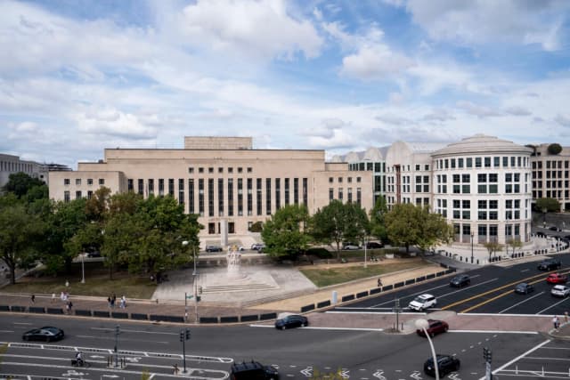 Juez federal desestima demanda del Comité Nacional Demócrata contra la administración Trump