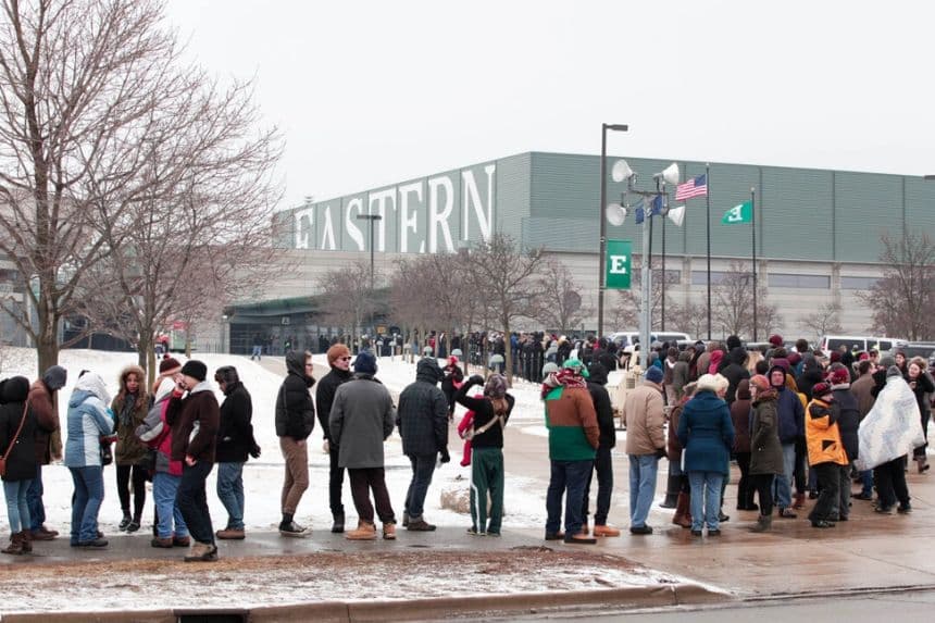 Personas hacen cola en la Universidad Eastern Michigan en Ypsilanti, Míchigan, el 15 de febrero de 2016. (Bill Pugliano/Getty Images)