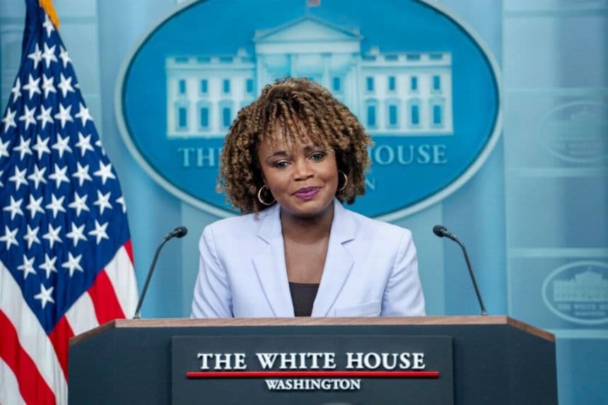 La secretaria de prensa de la Casa Blanca, Karine Jean-Pierre, ofrece la primera rueda de prensa desde los resultados de las elecciones presidenciales en Washington el 7 de noviembre de 2024. (Madalina Vasiliu/The Epoch Times)