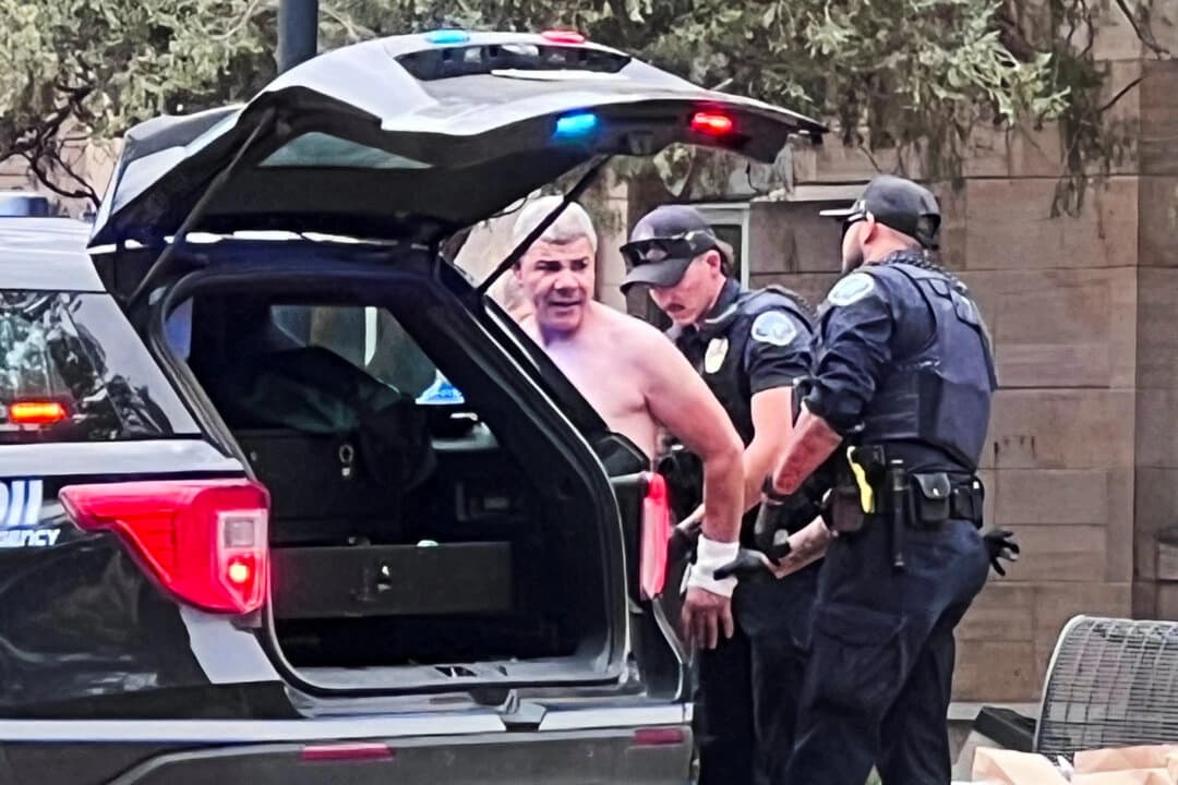 Agentes de la ley detienen a Mohamed Soliman tras un ataque que hirió a varias personas en Boulder, Colorado, el 1 de junio de 2025. (X/@OpusObscuraX/vía Reuters)