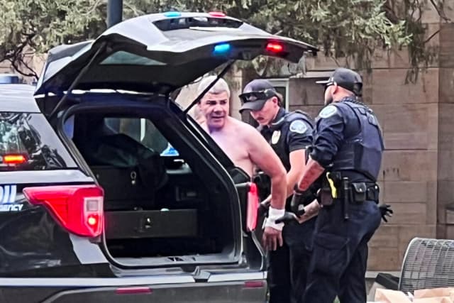 Juez federal suspende deportación de la familia del sospechoso de ataque con bombas en Boulder