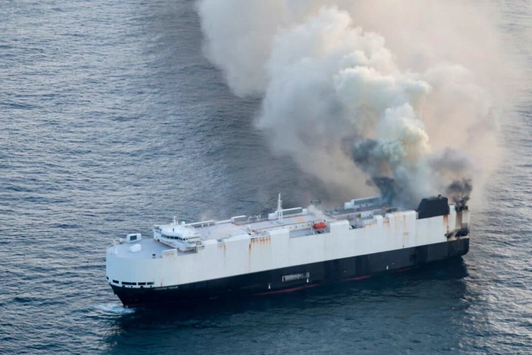 Rescatan a 22 tripulantes tras incendio en barco que transportaba 3000 autos en el Pacífico Norte