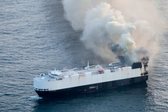 Rescatan a 22 tripulantes tras incendio en barco que transportaba 3000 autos en el Pacífico Norte