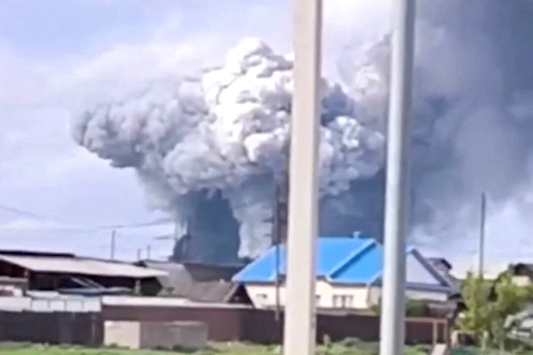 El humo se eleva sobre la zona tras lo que las autoridades locales calificaron como un ataque con drones contra una unidad militar en el asentamiento de Sredny, en la región de Irkutsk, Rusia, el 1 de junio de 2025. (El gobernador de la región de Irkutsk, Igor Kobzev, a través de Telegram/Handout vía Reuters)