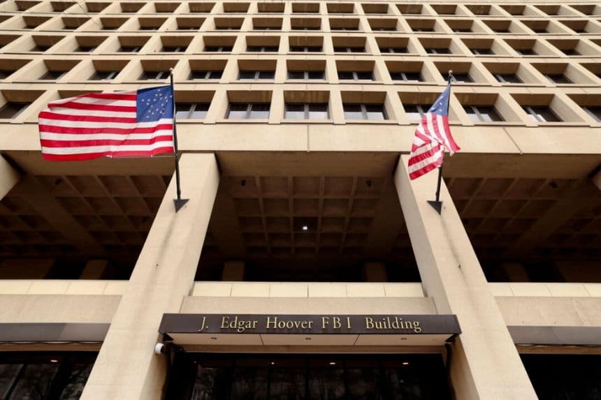 Banderas ondean sobre la entrada de la sede del FBI, días después de que la administración Trump lanzara una amplia ronda de recortes en el Departamento de Justicia, en Washington, el 3 de febrero de 2025. (Kevin Lamarque/Reuters)