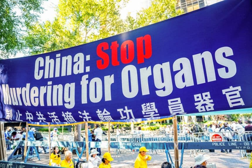 Una pancarta que pide el fin de la sustracción forzada de órganos a los practicantes de Falun Gong en China se exhibe mientras estos practican la meditación espiritual, junto a las Naciones Unidas en la ciudad de Nueva York, el 20 de septiembre de 2023. (Chung I Ho/The Epoch Times)