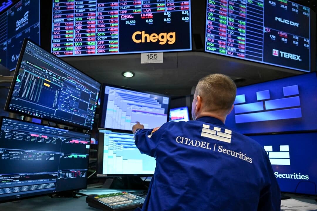 Un operador trabaja en la sala de la Bolsa de Nueva York (NYSE) durante la campana de apertura en la ciudad de Nueva York el 21 de abril de 2025. (Angela Weiss/AFP a través de Getty Images)