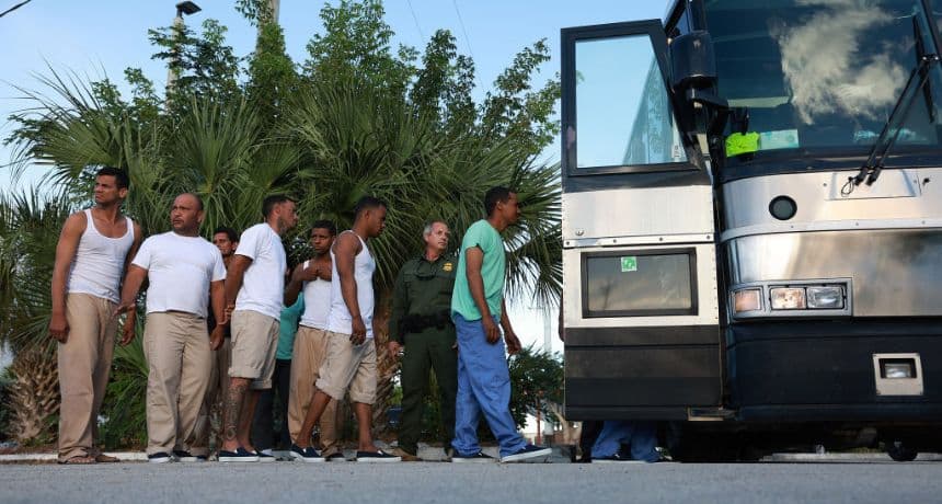 El presidente Trump suspende la entrada a EE. UU. para cubanos con visas de turismo, negocios y estudiantes