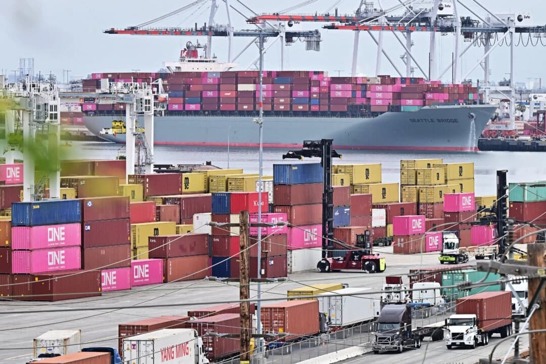 El buque portacontenedores Seattle Bridge, con bandera de Panamá, en el fondo de contenedores apilados en el puerto de Los Ángeles el 6 de mayo de 2025. (Frederic J. Brown/AFP a través de Getty Images)