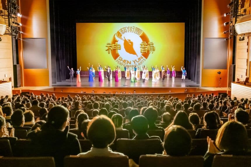 La llamada de cortina de Shen Yun Performing Arts World Company en el Teatro Nacional de Corea, en Seúl, Corea del Sur, el 19 de febrero de 2023. (Kim Guk-hwan/The Epoch Times)