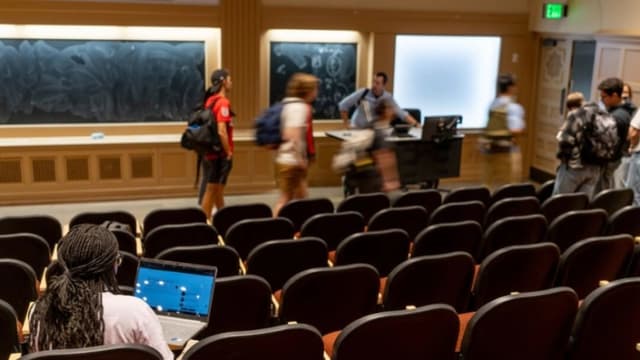 Texas pone fin a matrícula universitaria de inmigrantes ilegales