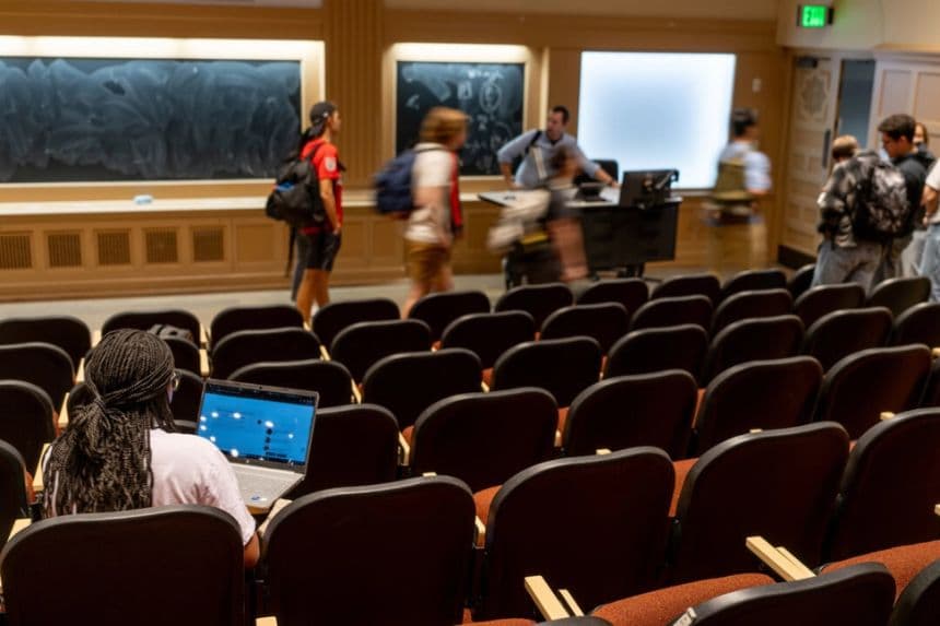 Un estudiante sentado en un aula mientras termina la clase en la Universidad de Texas en Austin, el 22 de febrero de 2024. (Brandon Bell/Getty Image)