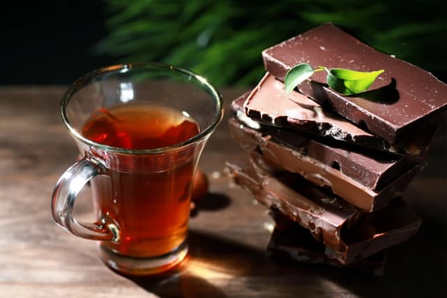 El chocolate negro y el té podrían reducir la presión arterial, según un importante estudio