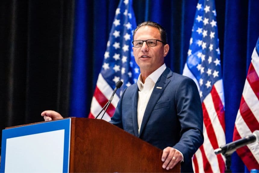 El gobernador de Pensilvania, Josh Shapiro (demócrata por Pensilvania), habla en la Convención Nacional Demócrata en Chicago el 19 de agosto de 2024. (Madalina Vasiliu/The Epoch Times)