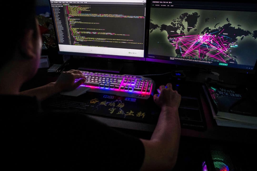 Un miembro del grupo de hackers Red Hacker Alliance que se negó a dar su nombre real utiliza un sitio web que supervisa los ciberataques globales en su ordenador en su oficina de Dongguan, provincia de Guangdong, China, el 4 de agosto de 2020. (Nicolas Asfouri/AFP a través de Getty Images)