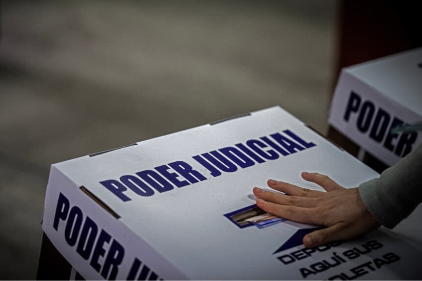 La última persona en votar en un colegio electoral de Ciudad de México deposita su voto en un colegio electoral de Ciudad de México el 1 de junio de 2025. (CARL DE SOUZA/AFP a través de Getty Images)