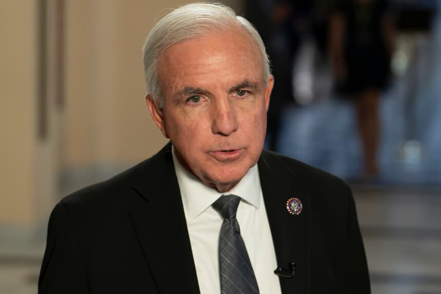 El representante Carlos Giménez (R-FL) habla con los periodistas en Washington el 17 de octubre de 2023. (Madalina Vasiliu/The Epoch Times)