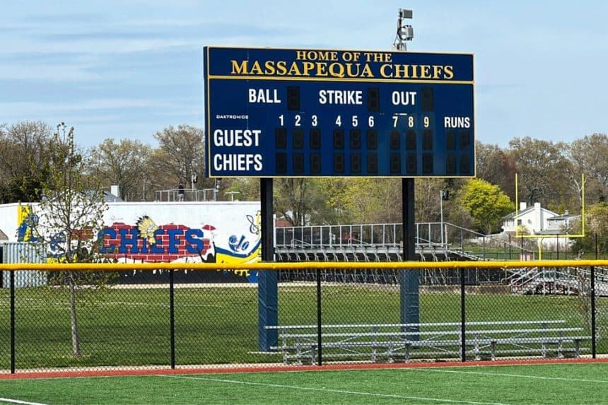 Los carteles y logotipos de los Chiefs se exhiben en la escuela secundaria Massapequa High School de Massapequa, Nueva York, el viernes 25 de abril de 2025. (Ted Shaffrey/AP Photo)