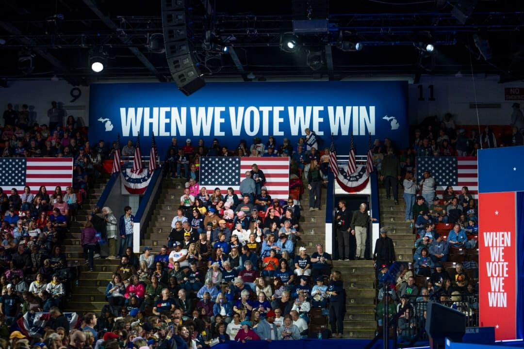 Personas asisten al mitin de campaña de la vicepresidenta Kamala Harris en el Wings Event Center de Kalamazoo, Michigan, el 26 de octubre de 2024. (Madalina Vasiliu/The Epoch Times)