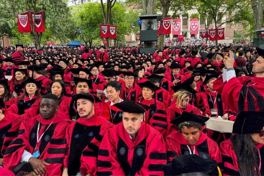Graduados asisten a una ceremonia de graduación en la Universidad de Harvard en Cambridge, Massachusetts, el 29 de mayo de 2025. (Rick Friedman/AFP a través de Getty Images)