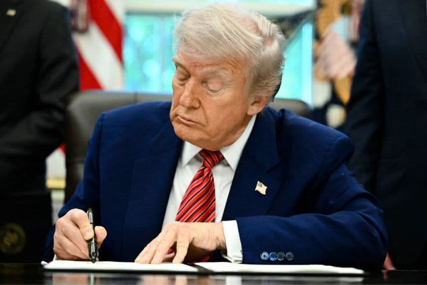 El presidente Donald Trump firma órdenes ejecutivas en el Despacho Oval de la Casa Blanca en Washington el 23 de mayo de 2025. (Mandel Ngan/AFP a través de Getty Images)